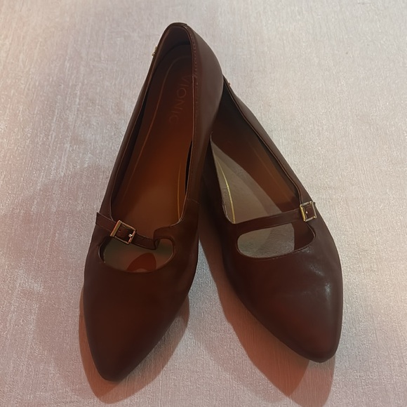 Vionic ’Delilah’ Styled Women’s Mocha Brown Colored Flats w/ Slim Strap Size 9.5 - Picture 3 of 11
